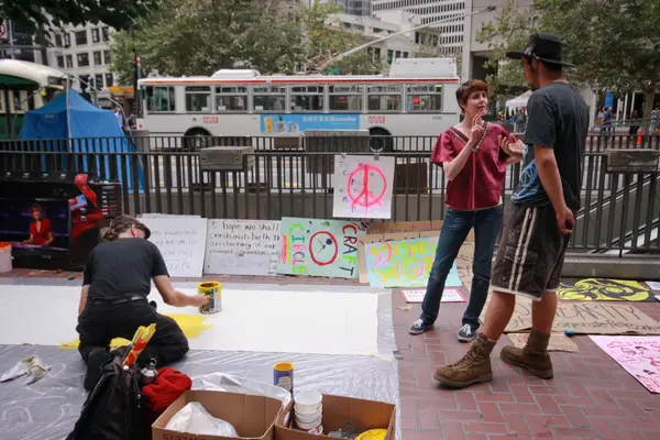 Οι συμμετέχοντες του καταλαμβάνουν Σαν Φρανσίσκο νέα δημόσια κυκλοφορία προετοιμασία πανό στην οδό αγοράς για τους πρώτη πορεία διαμαρτυρίας — Φωτογραφία Αρχείου