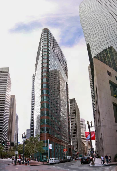 California Street (höger) och 388 Market Street Building vänster () två skyskrapor ligger i det finansiella distriktet San Francisco — Stockfoto