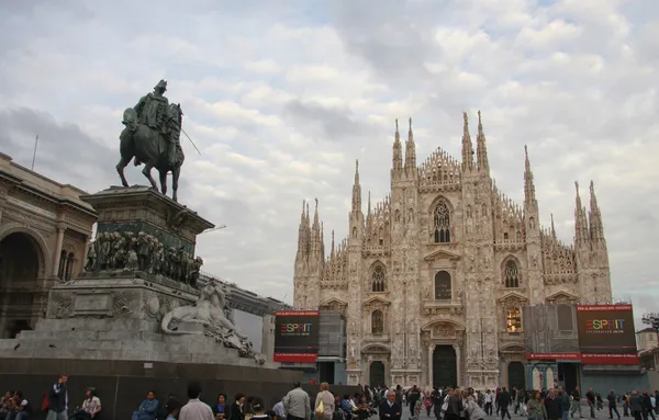 Monumento rey Víctor Manuel y Catedral de Milán en la concurrida Piazza del Duomo —  Fotos de Stock