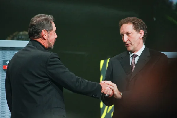 New Giants team CEO Larry Baer (right) welcomes and thanks Oracle CEO Larry Ellison at Oracle OpenWorld 2011 conference in San Francisco — Stock Photo, Image
