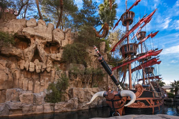 Пиратский корабль у пруда возле отеля Treasure Island в Лас-Вегасе — стоковое фото