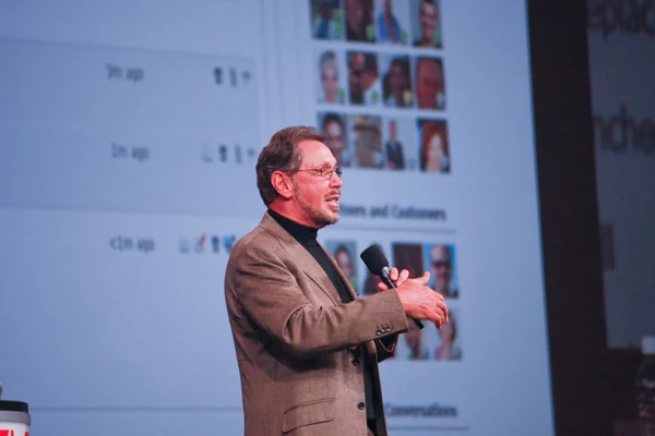 VD för oracle larry ellison gör sitt första tal på oracle openworld konferens i moscone center — Stockfoto