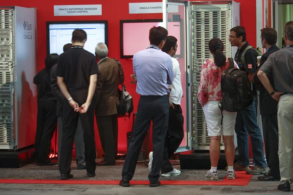 Attandees openworld konferens undersöka nya oracle exadata x 3 server apparaten i moscone convention center — Stockfoto