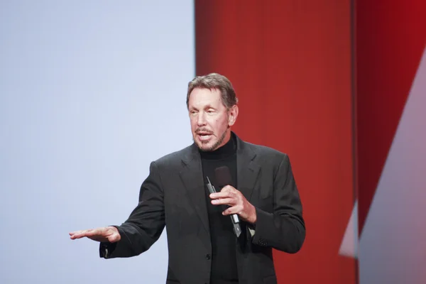 CEO Oracle Larry Ellison menyampaikan pidato keduanya di Oracle OpenWorld conference di pusat Moscone — Stok Foto