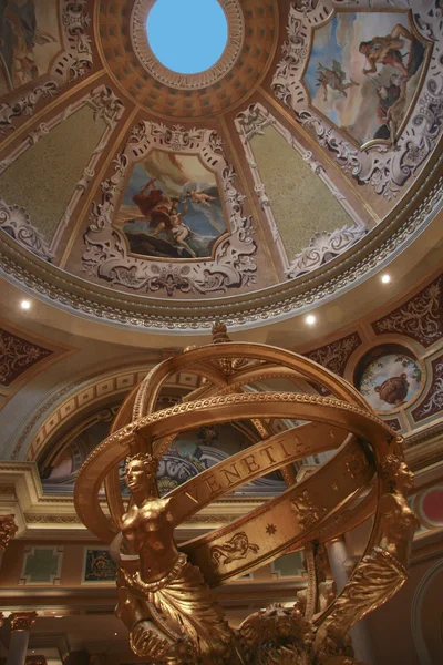 Entrada no hotel veneziano com esfera armilar dourada em Las Vegas — Fotografia de Stock