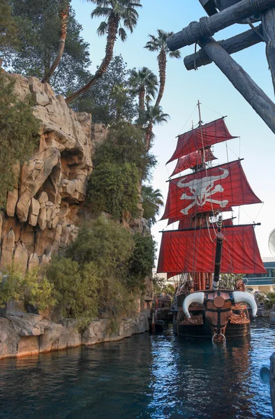 Piratenschip aan de vijver in de buurt van treasure island hotel in las vegas — Stockfoto