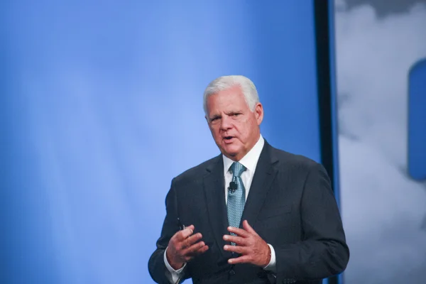 EMC CEO Joe Tucci makes speech at Oracle OpenWorld conference in Moscone center — Stock Photo, Image