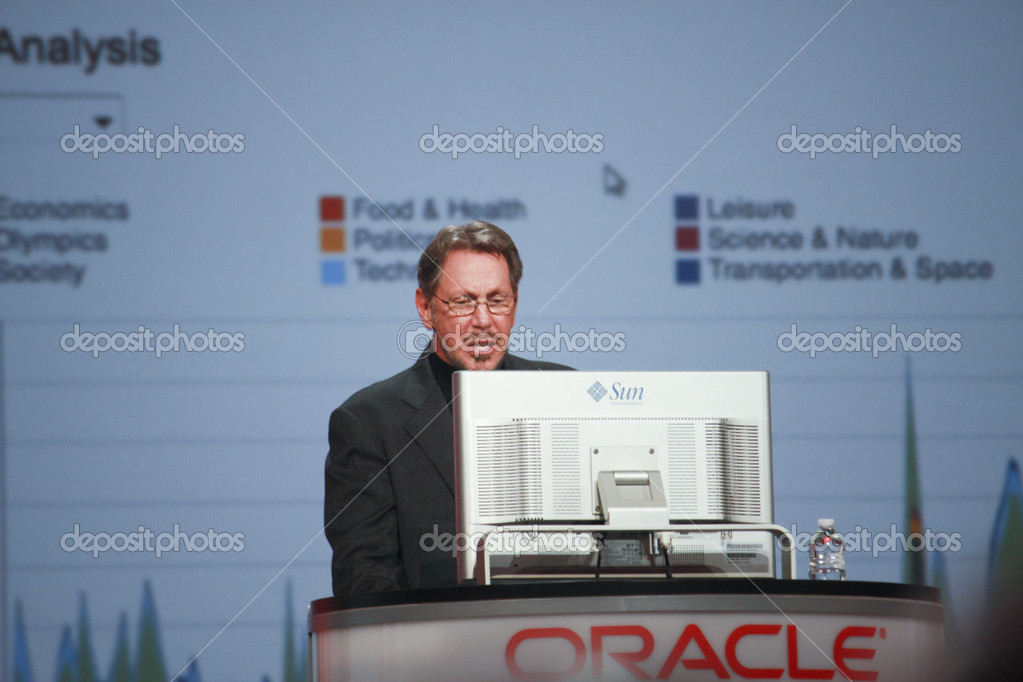 El CEO de Oracle Larry Ellison hace su segundo discurso en la