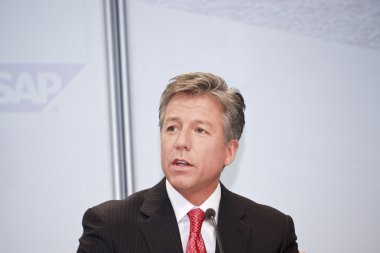 sap ag CEO'su bill mcdermott Hannover'deki CeBIT uluslararası fuar etkinliğinde ortak basın üzerinde konuşuyor.