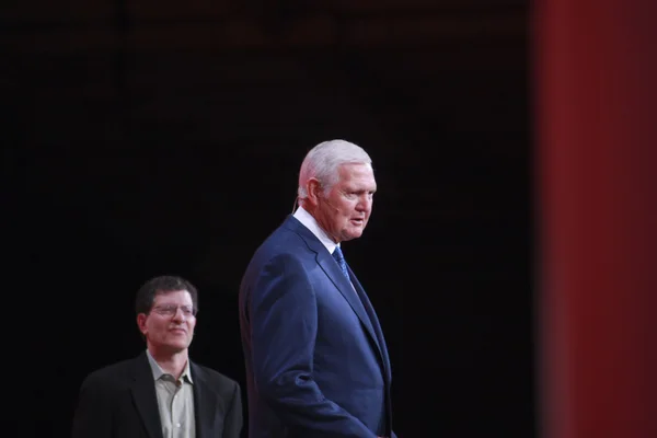 Legendarische Amerikaans basketballer Jerry West (rechts) verwelkomt Oracle Openworld conferentie in Moscone center — Stockfoto