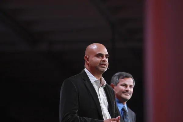 PayPal Vice VD teknik verksamhet Nat Natarajan (till vänster) gör anförande på Oracle Openworld konferens i Moscone center — Stockfoto