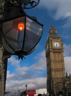 Big ben ve doğa gün Sokak lambasından