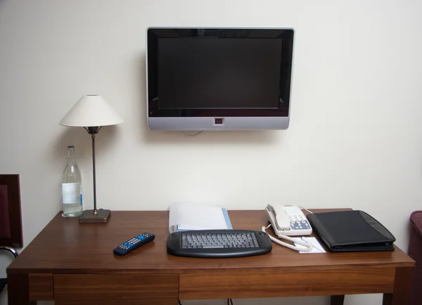 勉強部屋のライティング デスク キーボード電話ランプ、lcd テレビセット — ストック写真