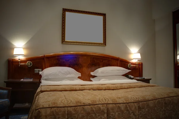 Кровать размера "king-size" с тумбочками — стоковое фото