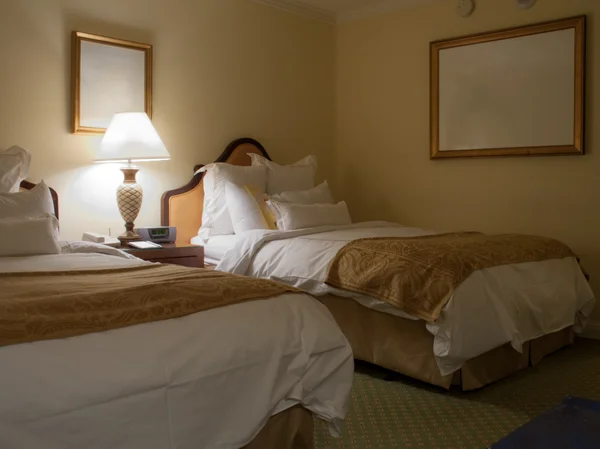 Two beds bedroom with bedside table — Stock Photo, Image