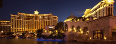 Las vegas, nv - 12 juni 2013: een grote fontein zwembad in de voorkant