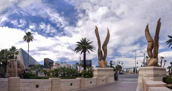 LAS VEGAS, NEVADA - 11 de junio de 2013: Luxor hotel en Las Vegas on J — Foto de Stock