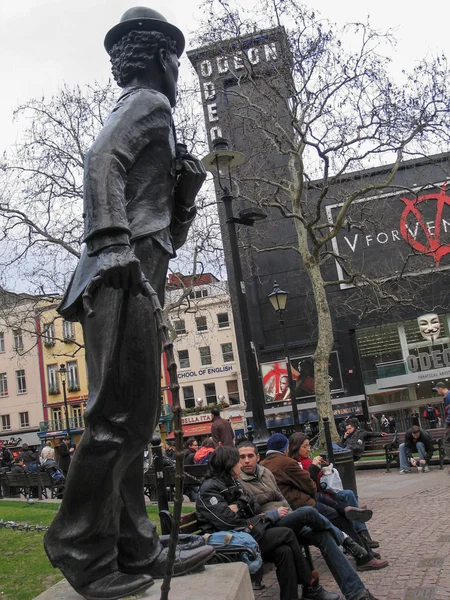 Statue of Charlie Chaplin against Odeon movie theater at Leicester Square — Stock Photo, Image