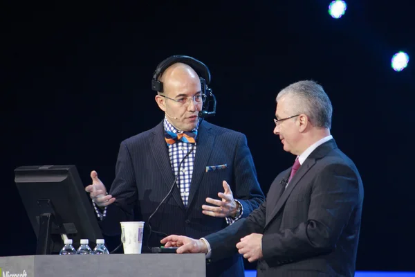 General Manager Microsoft Business Solutions Fred Studer demonstrates CRM solution to Microsoft Vice President Kirill Tatarinov (right) at Microsoft Convergence conference — Stock Photo, Image