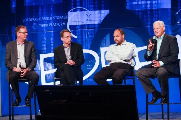 LAS VEGAS, NV - 6 DE MAYO DE 2014: David Goulden, Pat Gelsinger, Paul Maritz y Joe Tucci (de izquierda a derecha) anuncian modelo de negocio de federación en la conferencia EMC World 2014 el 6 de mayo de 2014 en Las Vegas, NV —  Fotos de Stock