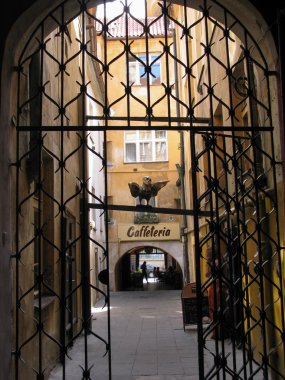 Prague, Çek Cumhuriyeti - 15 Haziran 2006: kafe veranda dekore edilmiş erkek kuş heykeli eski şehrin tarafından 15 Haziran 2006 tarihinde, Prag, Çek Cumhuriyeti. Her yıl Prag 3,5 milyondan fazla turist tarafından ziyaret edilmiştir