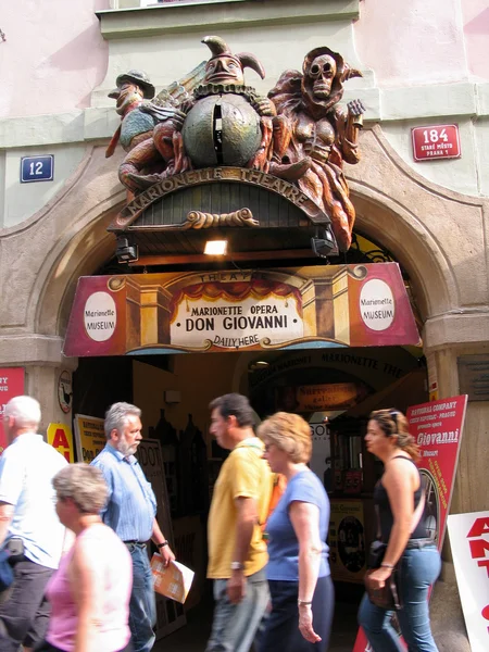 PRAGUE, REPÚBLICA CHECA - JUNHO 15, 2006: Entrada de teatro marionete decorada por esculturas na Cidade Velha em 15 de junho de 2006, Praga, República Tcheca. Anualmente Praga é visitada por 3,5 milhões de turistas — Fotografia de Stock