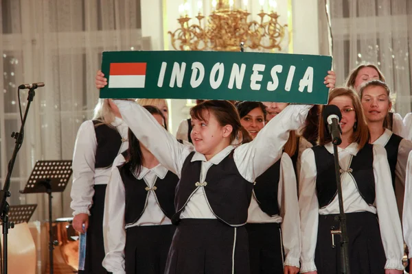 PRAGUE, CZECH REPUBLIC - NOVEMBER 11, 2011: Children's Choir sing Indonesia song in Prague Castle on November 11, 2011, Prague, Czech Republic. Prague Castle is the largest ancient castle in the world — Stock Photo, Image