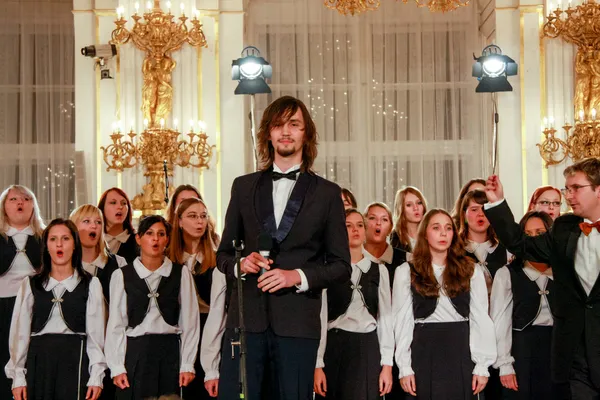 PRAGUE, CZECH REPUBLIC - NOVEMBER 11, 2011: Children's Choir performs in Prague Castle on November 11, 2011, Prague, Czech Republic. Prague Castle is the largest ancient castle in the world — Stock Photo, Image