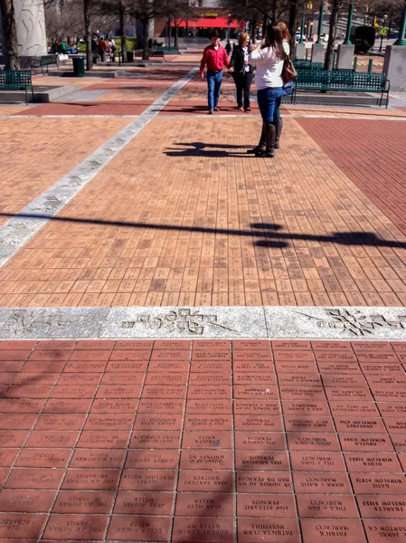 ATLANTA, GA, USA, 5 marzo 2014 - Mattoni incisi con brevi messaggi di donatori al Centennial Olympic Park posati come pavimentatori il 5 marzo 2014 ad Atlanta, GA. 800.000 mattoni di questo tipo vengono utilizzati in questo marciapiede — Foto Stock