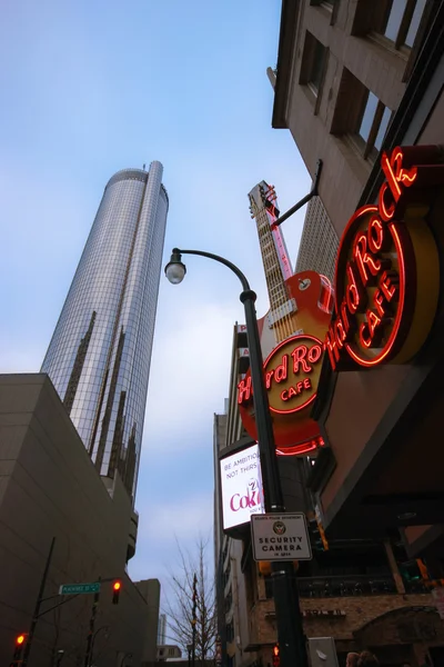 ATLANTA, GA, USA, MARCH 4, 2014 - Hard Rock Cafe near Westin Peachtree Plaza hotel on March 4, 2014 in Atlanta, GA, USA. Guitar signage was created after Eric Clapton donated his instrument in 1979 — Stock Photo, Image