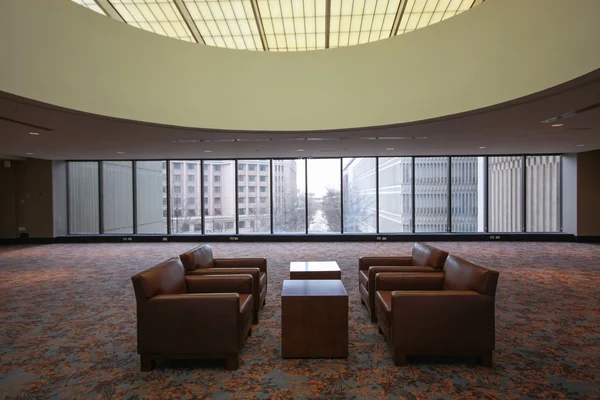 Sala de reuniones para negociaciones confidenciales con mesas y sillón — Foto de Stock