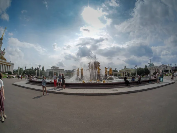 Moscow Russia July 2021 Tourists Viewing Friendship Peoples Fountain Exhibition — Stock Photo, Image