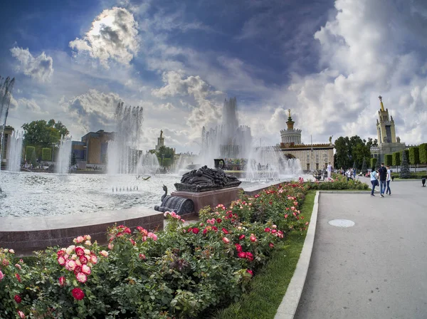 Moscow Russia July 2021 Tourists Viewing Stone Flower Fountain Exhibition — Foto Stock