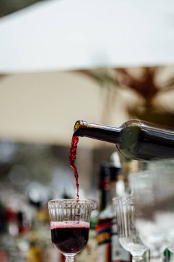 SOSYAL HAYATINDA ŞARKI ŞARKI YAŞIYOR YAŞIYOR.