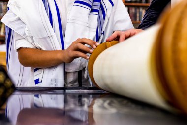 Aliyah 'dan Torah' a. Bar Mitzvah 'ın tapınağındaki adam Tora' nın kitabını okuyor. Ellerinde fötr şapka var. Sinagog ya da sinagog, bir Yahudi ibadethanesidir..