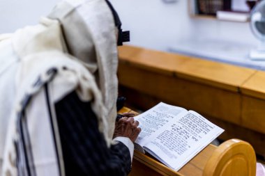 Aliyah 'dan Torah' a. Bar Mitzvah 'ın tapınağındaki adam Tora' nın kitabını okuyor. Ellerinde fötr şapka var. Sinagog ya da sinagog, bir Yahudi ibadethanesidir..