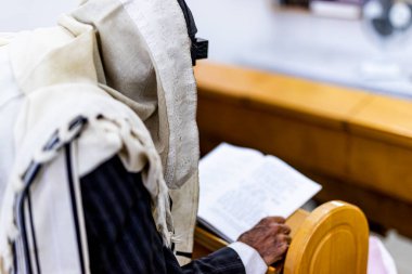 Aliyah 'dan Torah' a. Bar Mitzvah 'ın tapınağındaki adam Tora' nın kitabını okuyor. Ellerinde fötr şapka var. Sinagog ya da sinagog, bir Yahudi ibadethanesidir..