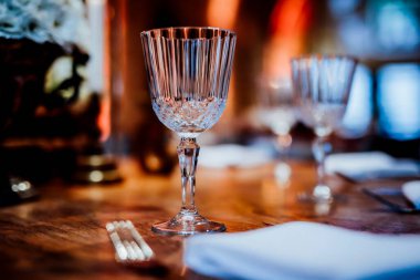 Şatafatlı yemek masaları ve cam eşyalar, güzel bulanık arka plan. Etkinlikler, düğünler için. Düğünler, doğum günleri ve kutlamalar için aksesuarlar. Düğün, restoran.,