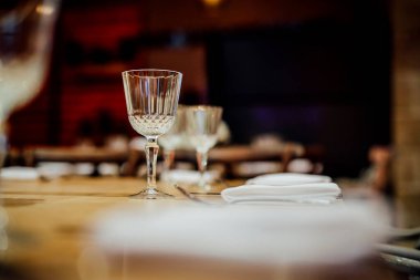 Şatafatlı yemek masaları ve cam eşyalar, güzel bulanık arka plan. Etkinlikler, düğünler için. Düğünler, doğum günleri ve kutlamalar için aksesuarlar. Düğün, restoran.,
