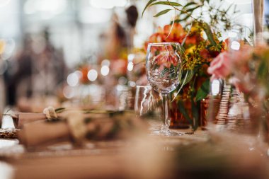 Şatafatlı yemek masaları ve cam eşyalar, güzel bulanık arka plan. Etkinlikler, düğünler için. Düğünler, doğum günleri ve kutlamalar için aksesuarlar. Düğün, restoran.,
