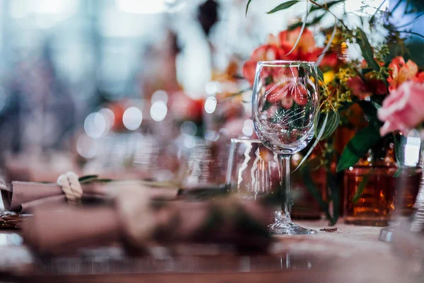 高級テーブルの設定とガラス製品 美しいぼやけた背景との食事 イベントや結婚式で 結婚式誕生日お祝いの小道具 結婚式レストラン — ストック写真