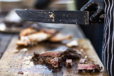 BBQ 'da Kırmızı Et Hazırlama. Raw Red Meat Düğün ve Arkadaşlar Toplantısı gibi sosyal etkinlikler için yüksek kaliteli gıda.