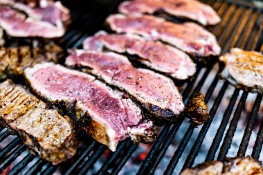 BBQ 'da Kırmızı Et Hazırlama. Raw Red Meat Düğün ve Arkadaşlar Toplantısı gibi sosyal etkinlikler için yüksek kaliteli gıda.