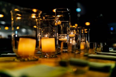 Şatafatlı yemek masaları ve cam eşyalar, güzel bulanık arka plan. Etkinlikler, düğünler için. Düğünler, doğum günleri ve kutlamalar için aksesuarlar. Düğün, restoran.,