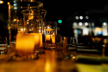 Şatafatlı yemek masaları ve cam eşyalar, güzel bulanık arka plan. Etkinlikler, düğünler için. Düğünler, doğum günleri ve kutlamalar için aksesuarlar. Düğün, restoran.,