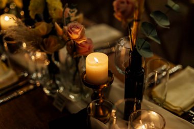 Şatafatlı yemek masaları ve cam eşyalar, güzel bulanık arka plan. Etkinlikler, düğünler için. Düğünler, doğum günleri ve kutlamalar için aksesuarlar. Düğün, restoran.,