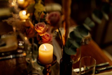 Şatafatlı yemek masaları ve cam eşyalar, güzel bulanık arka plan. Etkinlikler, düğünler için. Düğünler, doğum günleri ve kutlamalar için aksesuarlar. Düğün, restoran.,