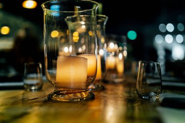 Şatafatlı yemek masaları ve cam eşyalar, güzel bulanık arka plan. Etkinlikler, düğünler için. Düğünler, doğum günleri ve kutlamalar için aksesuarlar. Düğün, restoran.,