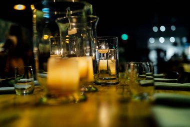 Şatafatlı yemek masaları ve cam eşyalar, güzel bulanık arka plan. Etkinlikler, düğünler için. Düğünler, doğum günleri ve kutlamalar için aksesuarlar. Düğün, restoran.,