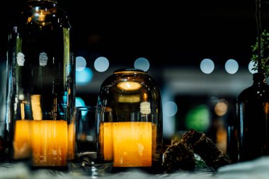 Şatafatlı yemek masaları ve cam eşyalar, güzel bulanık arka plan. Etkinlikler, düğünler için. Düğünler, doğum günleri ve kutlamalar için aksesuarlar. Düğün, restoran.,